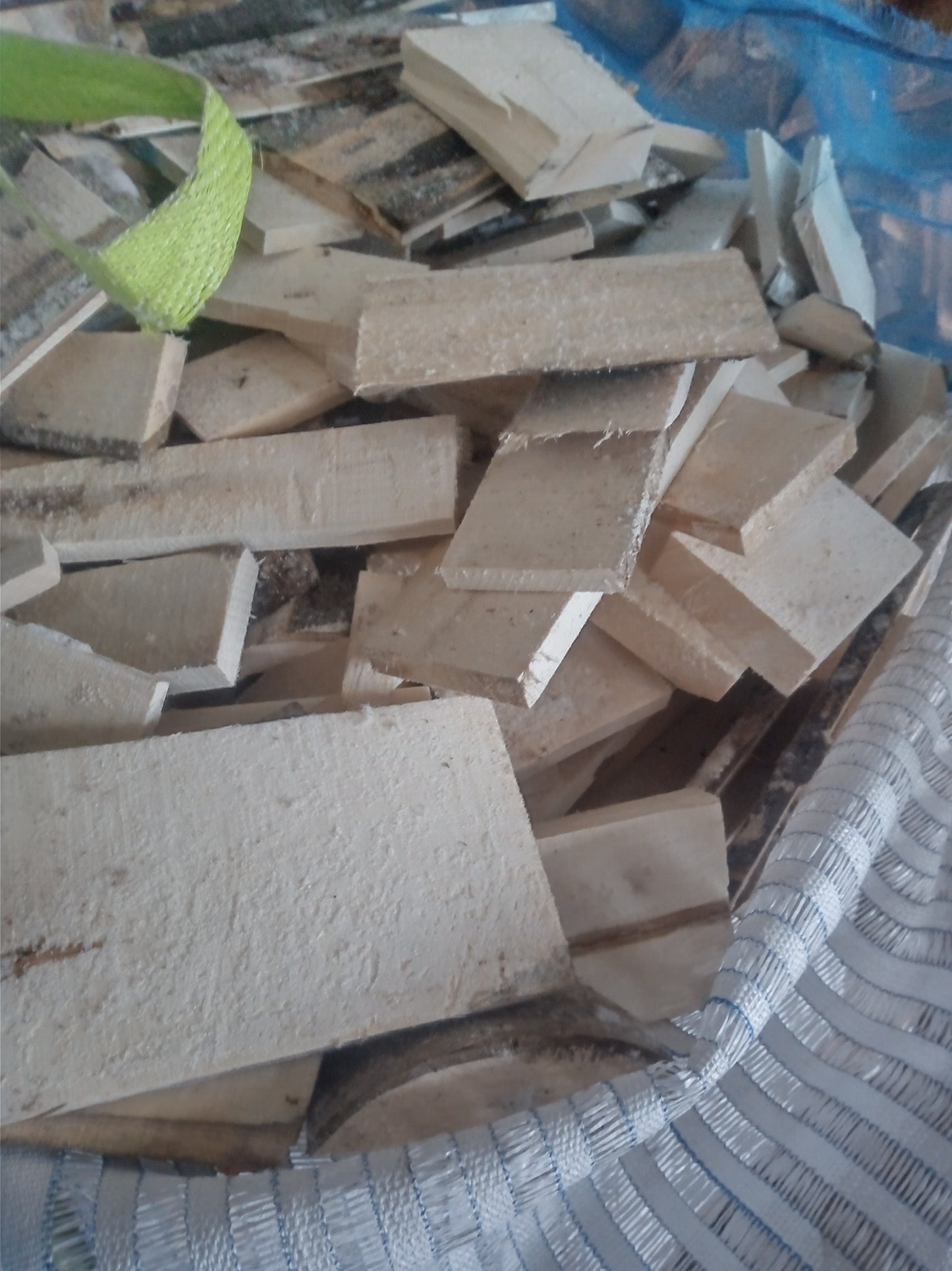 Kokapstrādes atgriezumi (klucīši) Big Bag maisā. Cena par pilnu maisu.